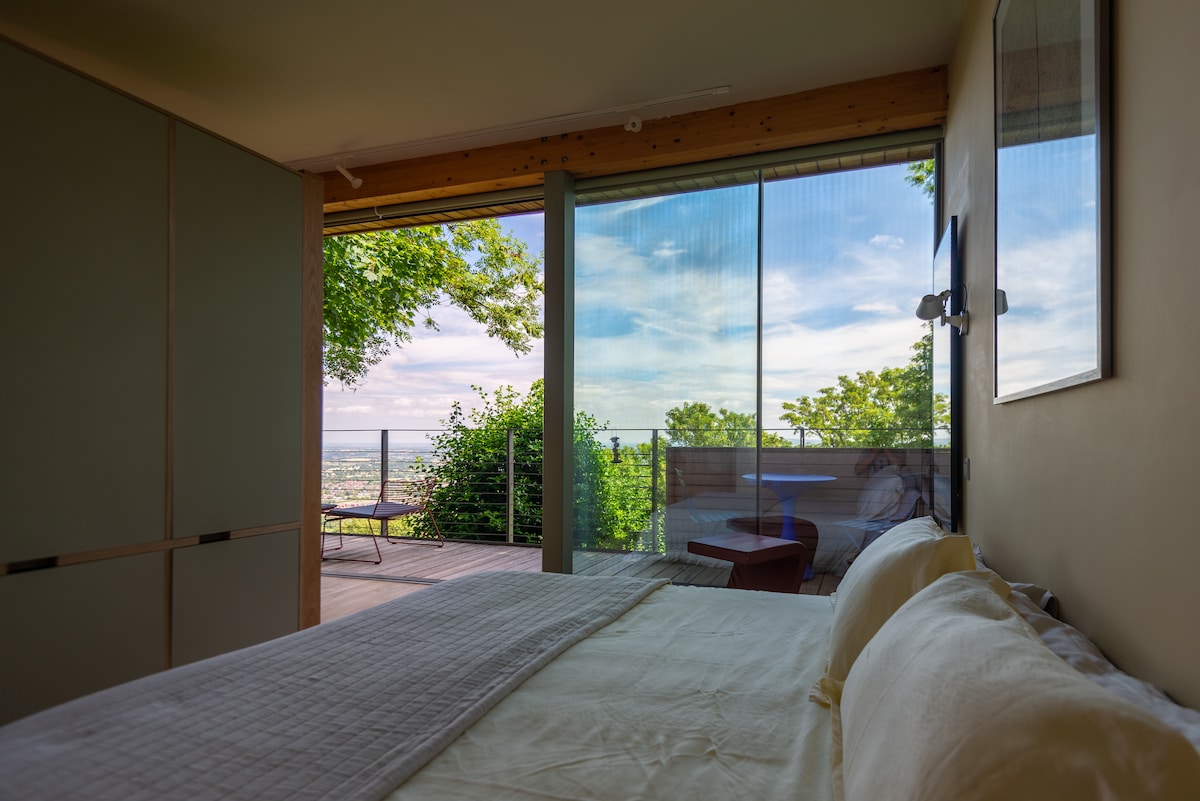 เตียงซูเปอร์คิงไซส์พร้อมตู้เสื้อผ้า