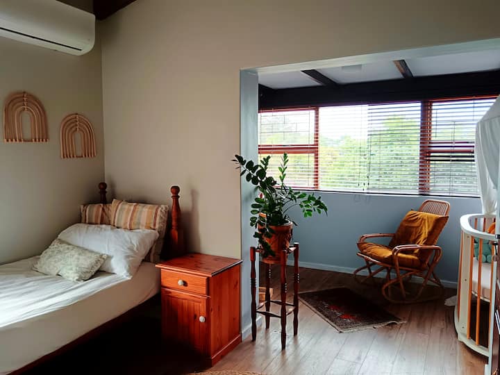 Საბავშვო ოთახი ერთადგილიანი საწოლით, ჩვილის საწოლით და გამოსაცვლელი სადგურით. 