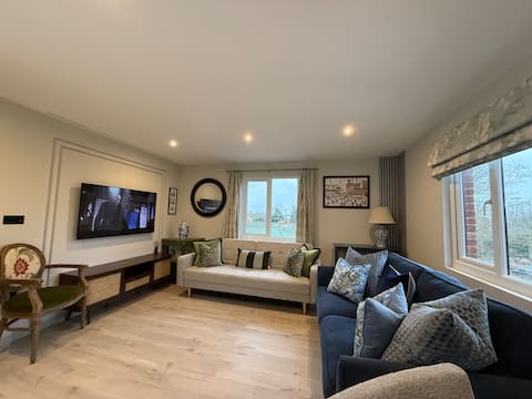 Top Airbnb: 10 mins to LHR & 35 mins to Waterloo in Spelthorne