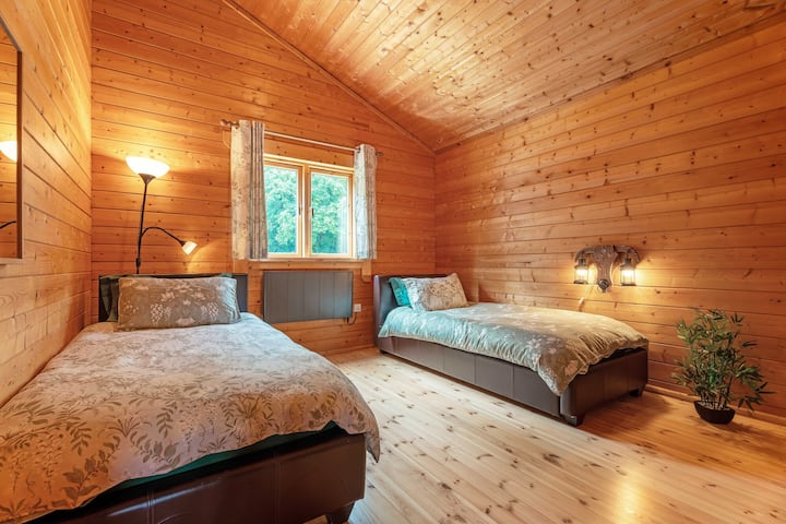 Twin Room | Lakeside | Parking | No Pets - South Cerney