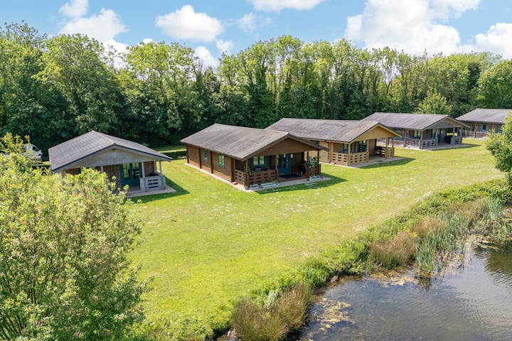Lakeside Lodge | Sleeps 6 | Fishing | No Pets - Cirencester
