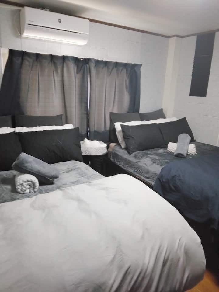 ダブルベッド2台です