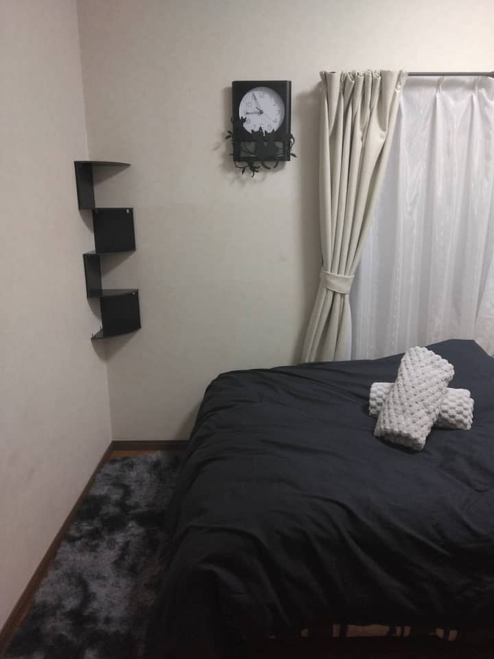 セミダブルベッド1台設置しています。