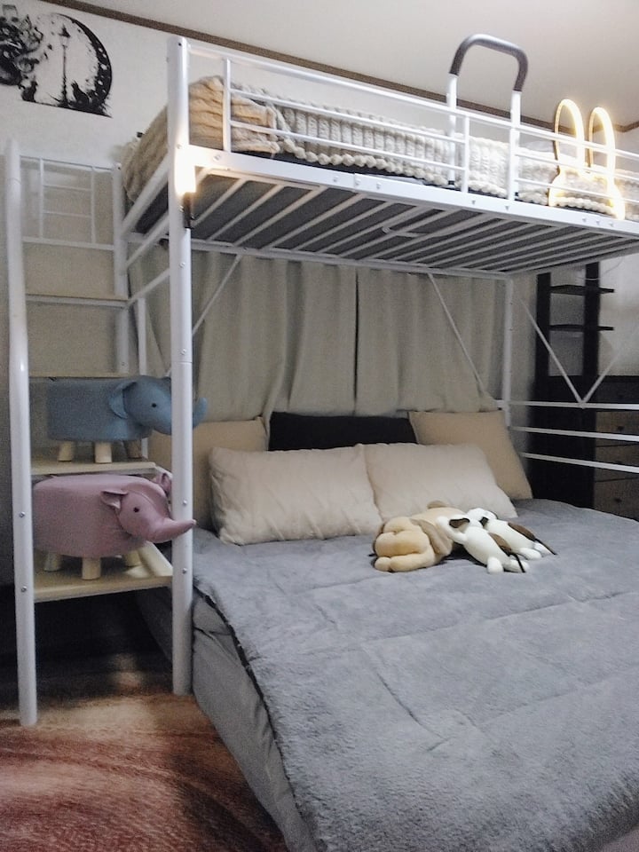 ロフトベッドです。
2段目はシングル1台で、下はシングル2台をくっ付けてワイドキングサイズにしています。