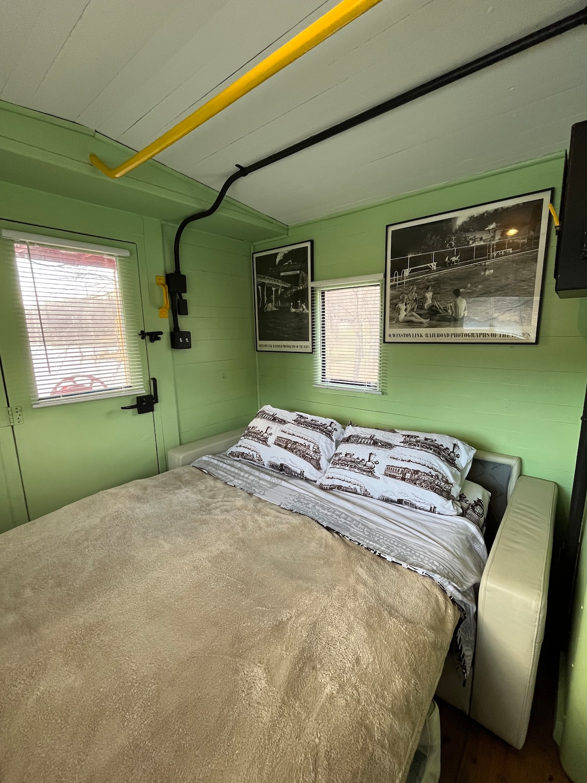 舒适的标准双人拉出床