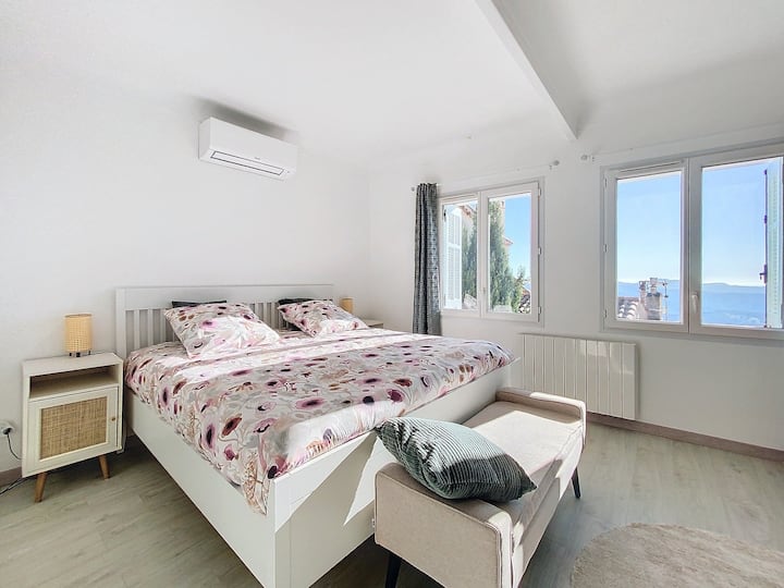 Posteľ s rozmermi 180 x 210 cm, ktorá vám umožní zamyslieť sa nad krajinou. 


