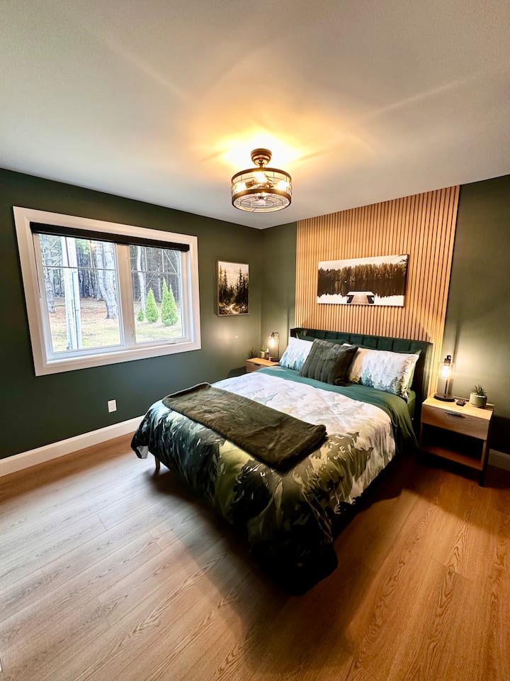 Krevat dopio "queen", abazhurë me prekje dhe kombinim dritash/ventilatori.