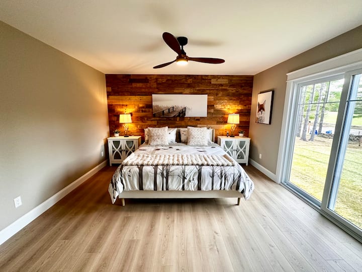 Suita kryesore me krevat dopio "king" dhe pamje mahnitëse nga lumi.