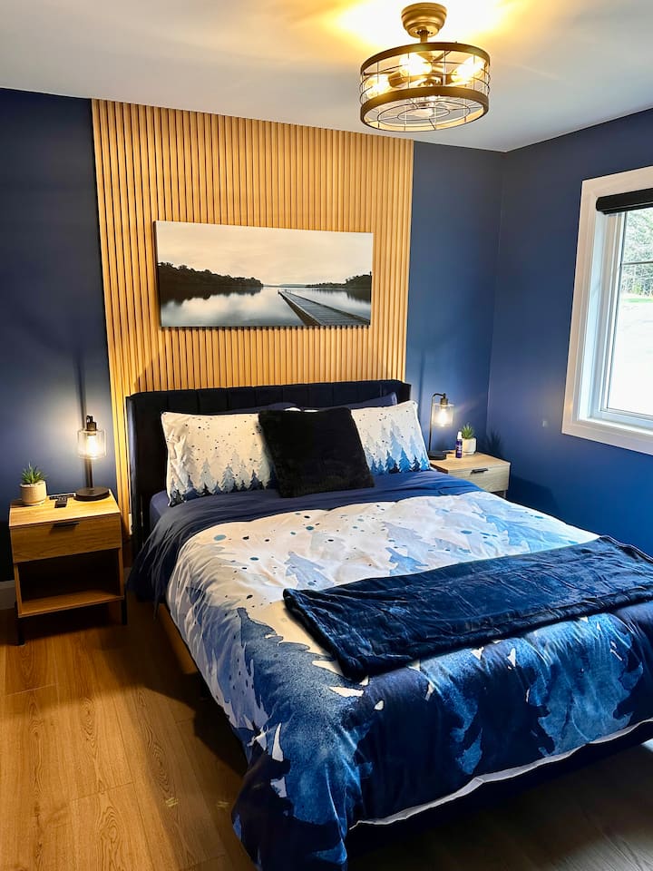 Krevat dopio "queen", abazhurë me prekje dhe kombinim dritash/ventilatori.