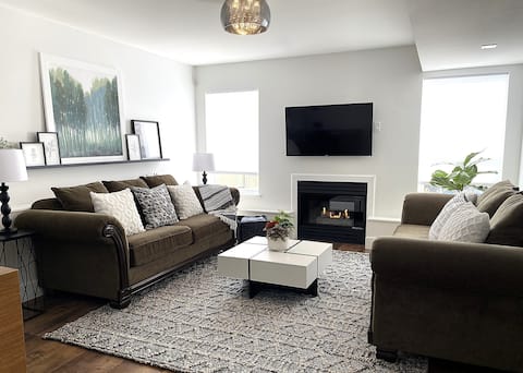 Top performing Airbnb: Welcoming, Cozy, Private Suite w/Fire Place & Prkg in Brookswood Fernridge
