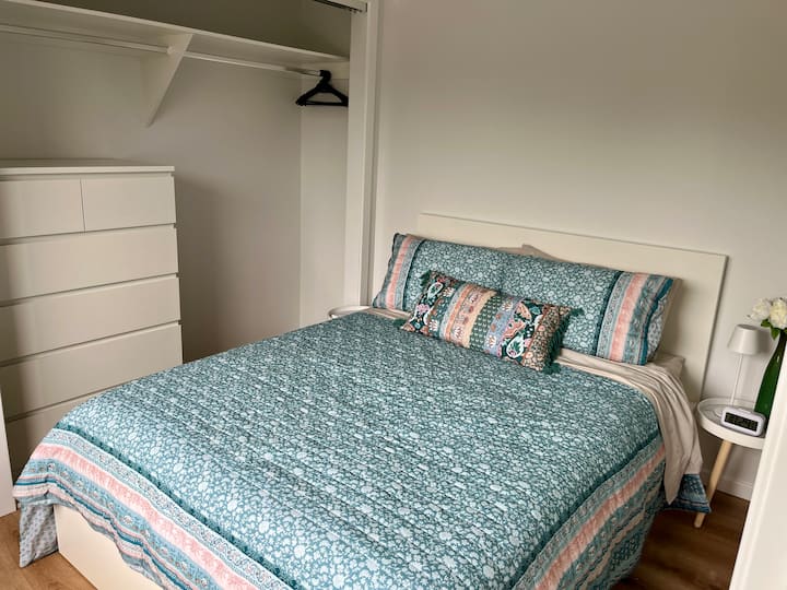 Много място за закачане на дрехи и чекмеджета за лични вещи.