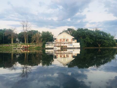 Unique Waterfront House 4 BDRs/ Near MTL/ Fishing