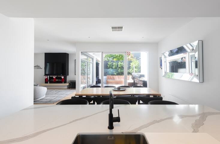 Townhouse 100m from Elwood beach gallery image 5