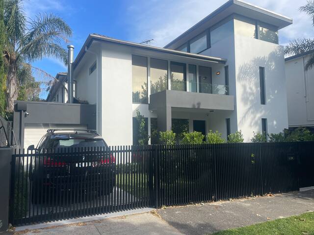 Townhouse 100m from Elwood beach