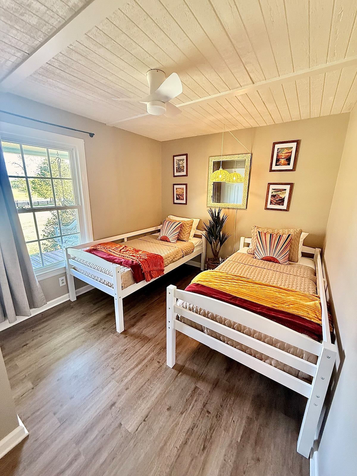 HOT tub, cozy countryside privacy, fireplace! - Houses for Rent in