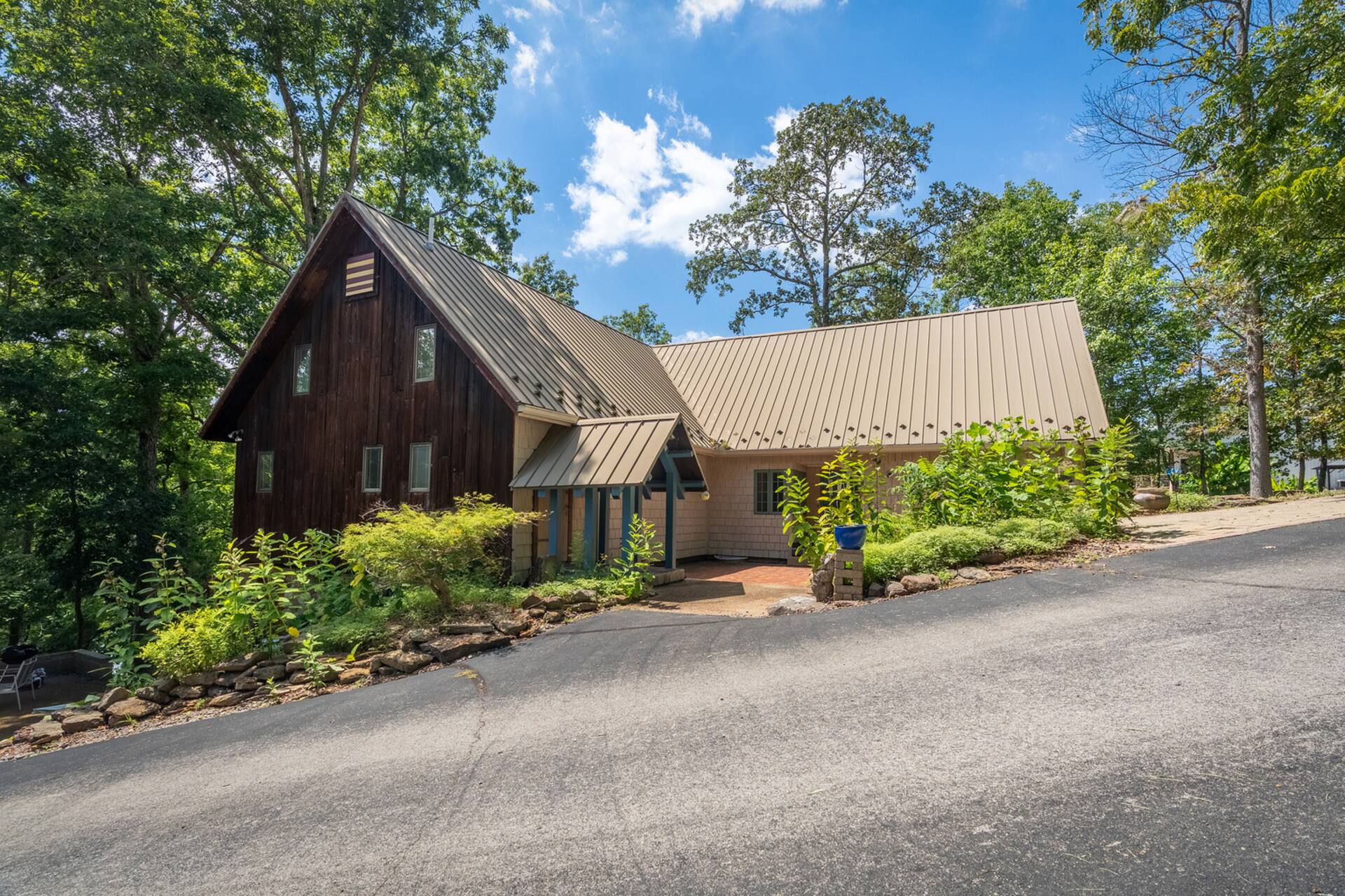 Wood Stove, Pool Table & Lake Dock