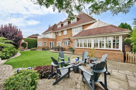 Canvey Island Retreat | Sleeps 22 | HotTub +Garden