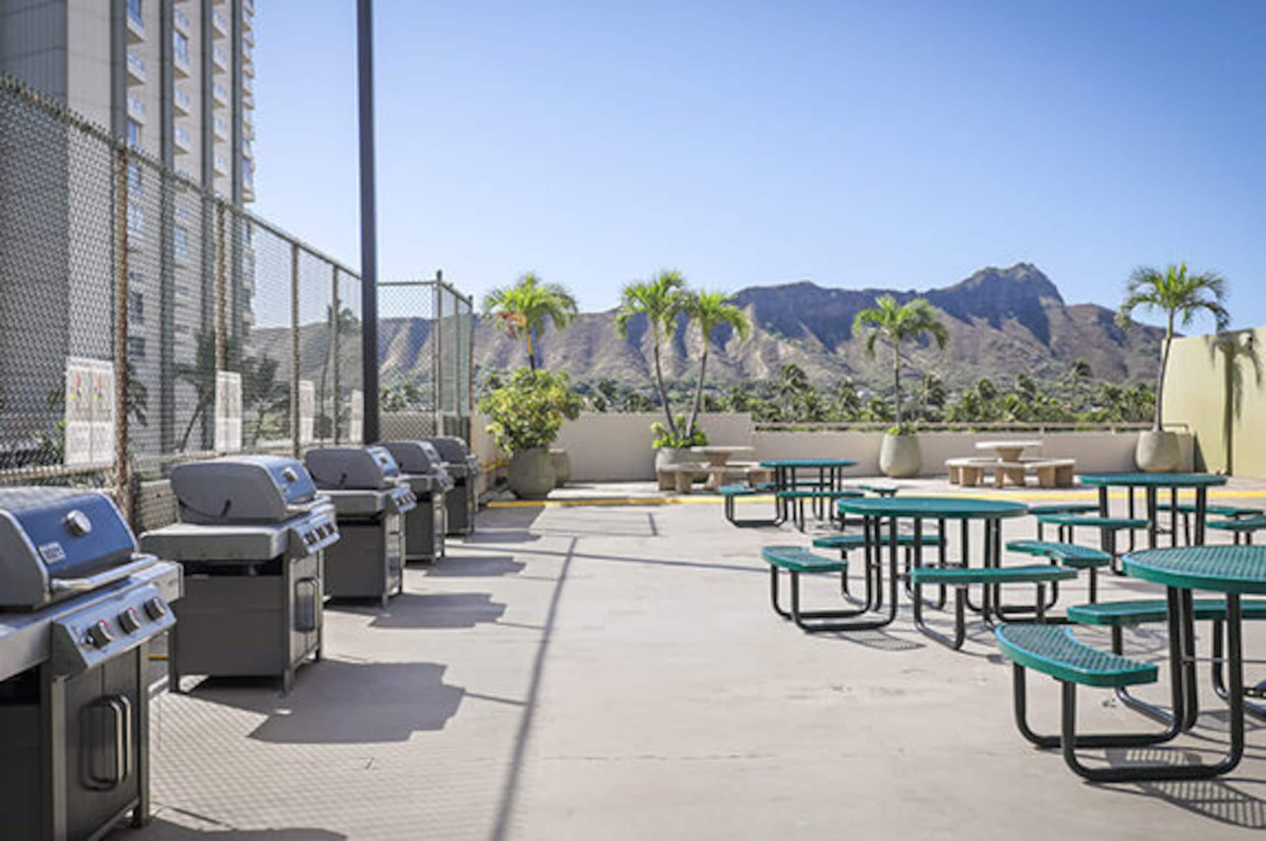 Condo in Honolulu · ★4.64 · 1 bedroom · 3 beds · 1 private bath - Image 22