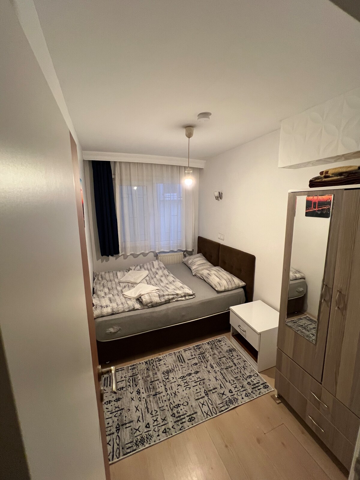 Брачен кревет (широк 150-179 см)

спална соба 2 брачни кревета