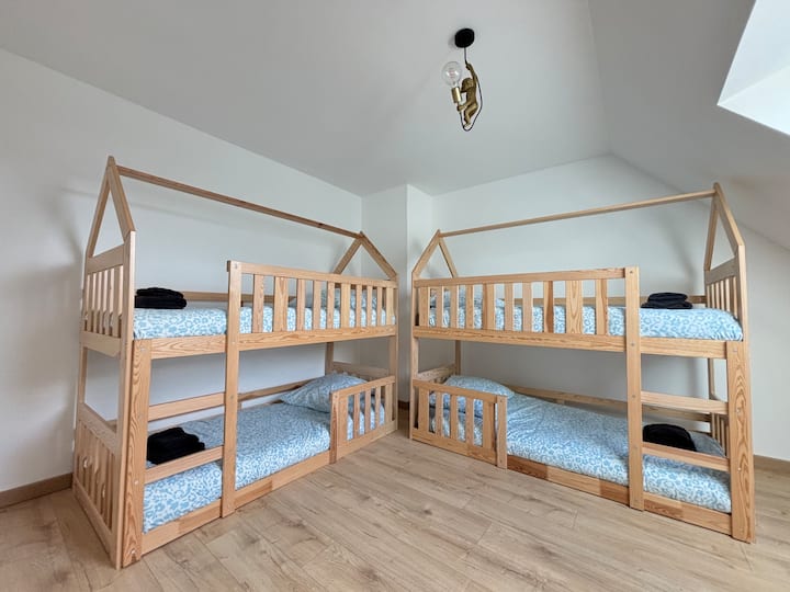 Veľká spálňa s 2 poschodovými posteľami 