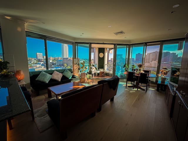 Stunning Sub-penthouse apartment with City Views