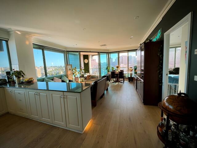 Stunning Sub-penthouse apartment with City Views gallery image 5