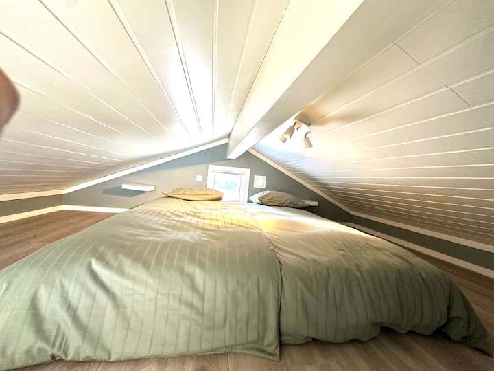 בלופט שבו שני אנשים יכולים לישון שם למעלה. טלוויזיה קטנה לילדים בלופט.