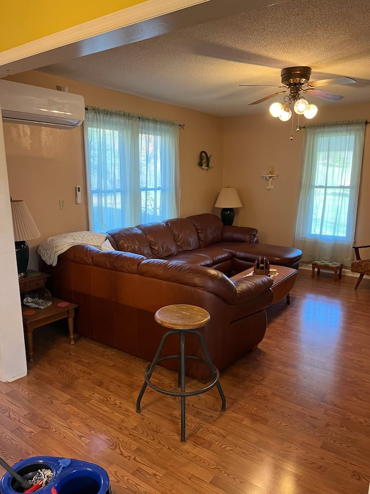Near I-65-quiet Escape At Indian Creek Farmhouse - Pulaski, TN