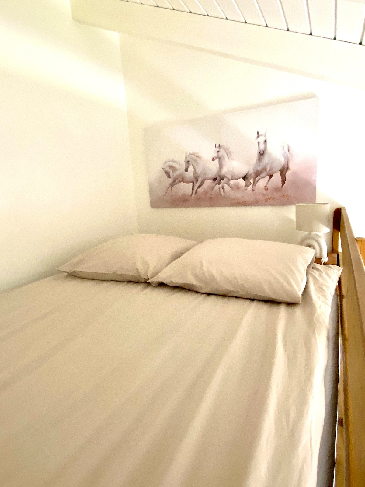 Mezzanine bed. Beds 2. 140/190. 
Soba s klima-uređajem. 