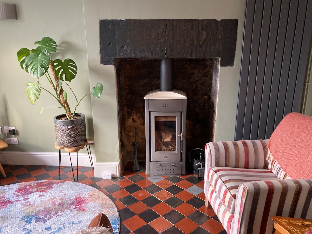 Popular Airbnb listing: Fabulous Grade 2 Listed Cottage in Amber Valley