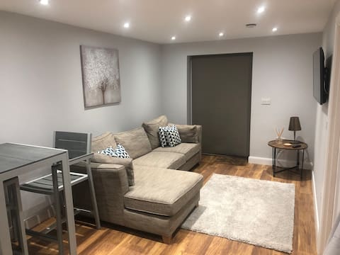 Top performing Airbnb: The garden room in Nuneaton And Bedworth