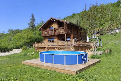 Stunning Chalet with Private Sauna & Jacuzzi