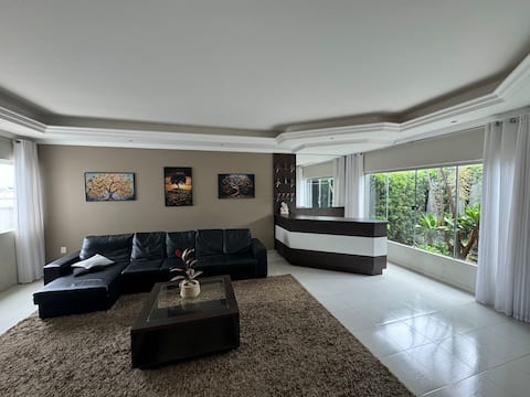 Successful Airbnb property: Space, comfort and location! in Varginha