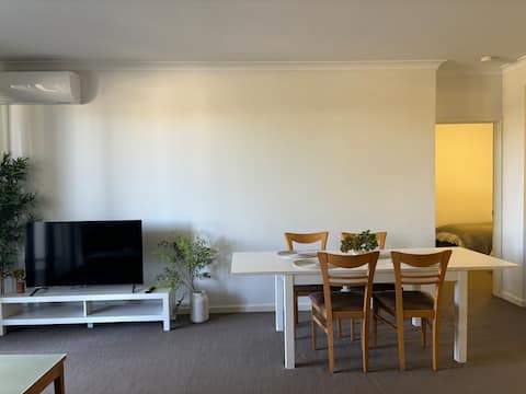Modern Garden Courtyard Apartment 2B1b nr Airport