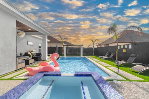 New Lux Modern 3BR Home Pool/Heated Spa  Mini Golf