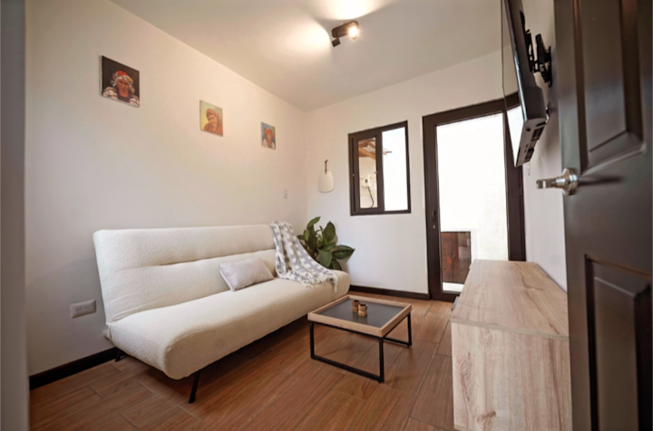 Дневна соба со телевизор и кауч на спуштање за 2 лица. 