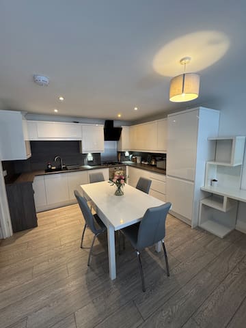 Stylish 3-Bed New Town Flat in City Centre