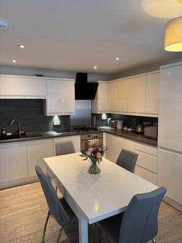 Stylish 3-Bed New Town Flat in City Centre gallery image 2