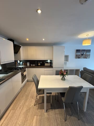 Stylish 3-Bed New Town Flat in City Centre gallery image 3