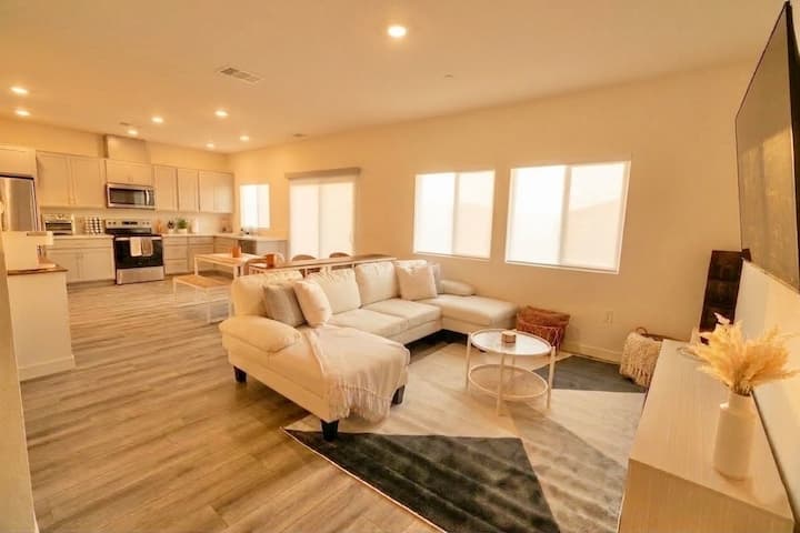 Elk Grove Gem: Large Patio, Grill & Near Downtown - Elk Grove, CA