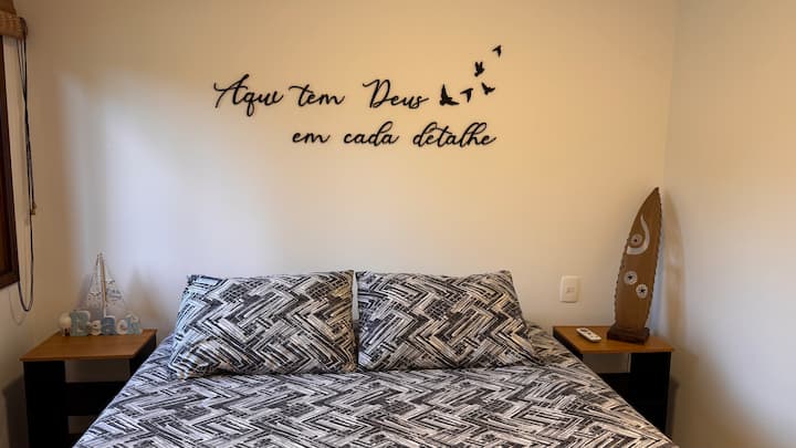 Apartman s 1 bračnim krevetom (160 – 179 cm), kupaonica s grijačem za ručnike.