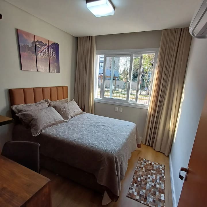 חדר שינה 2: מיטה זוגית, עם ארון בגדים ומיזוג אוויר ומרחב למשרד ביתי