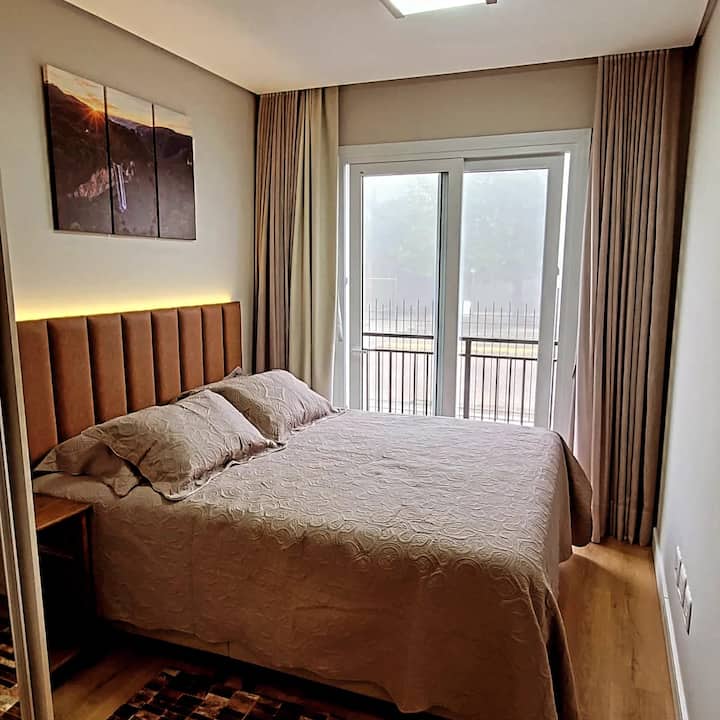 סוויטה גדולה, מיטת קווין, עם מרפסת חיצונית קטנה עם נוף. מיזוג אוויר