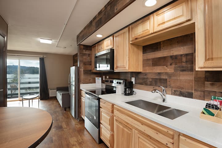 Upper 1br Lakeside W/ Stunning Views - Wisconsin Dells, WI