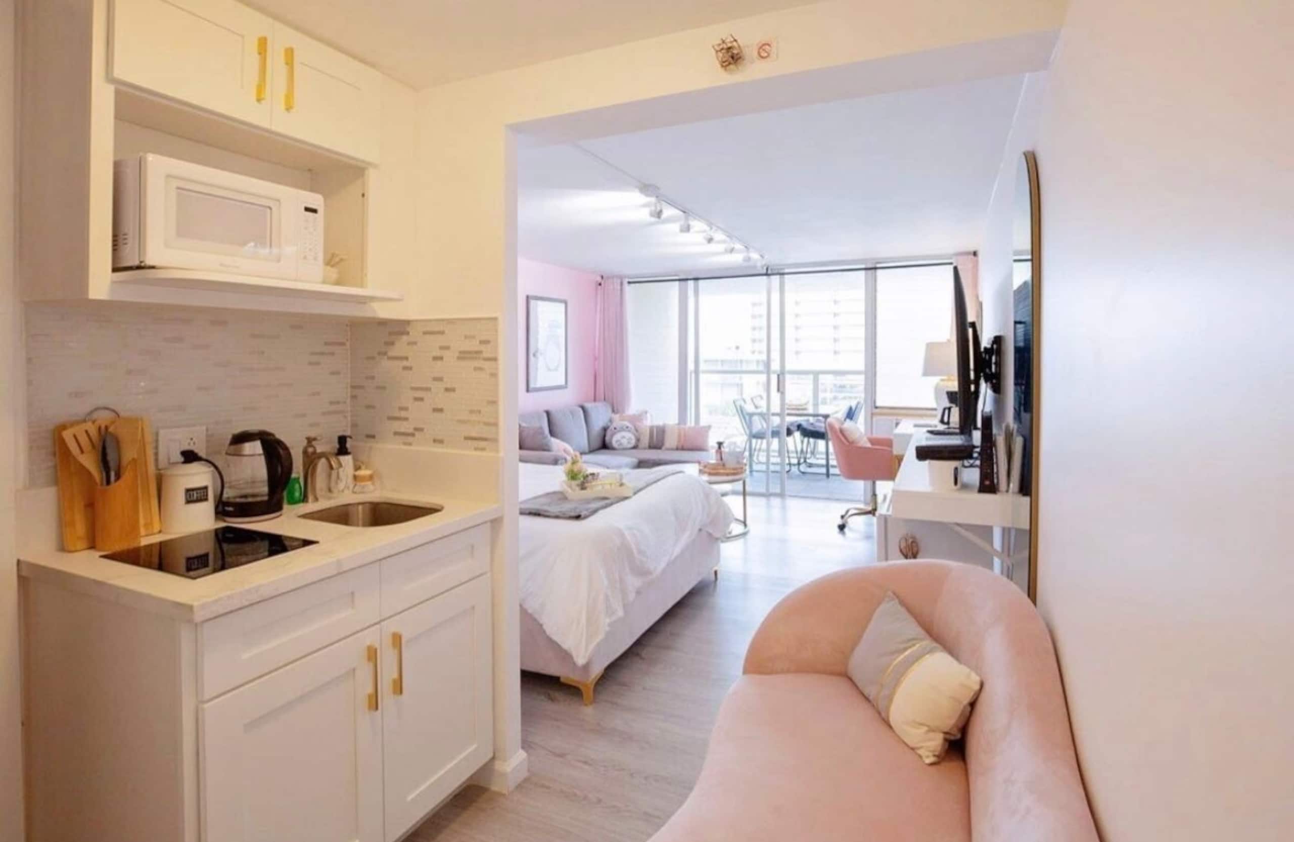 Beautiful Pink Studio Suite-Waikiki Beach - Image 8