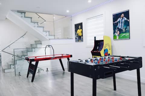 Lux 6BR, King Bed|Arcade|Fire Table| Near Airport