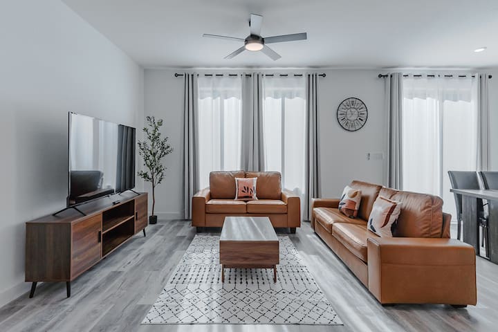 Brand New Home@15 minutes to Strip@EV Charger!