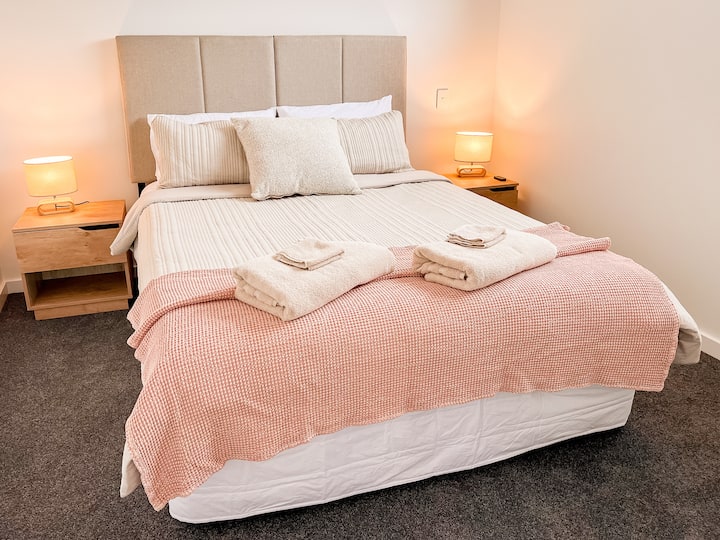 Čvrsto spavajte u udobnom bračnom krevetu s mekom luksuznom posteljinom i mekanim laganim noćnim svjetiljkama. 