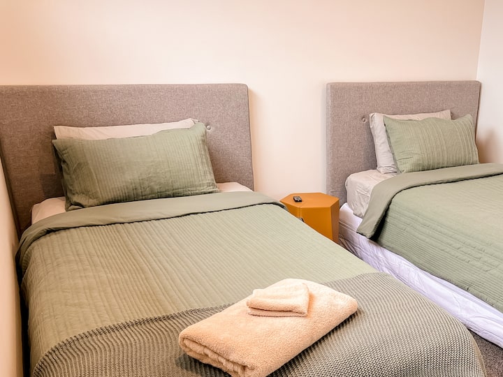 Dva bračna kreveta za jednu osobu s luksuznom posteljinom. Nudimo i dječji krevetić s posteljinom, kadu na rasklapanje i stolicu za hranjenje za goste koji putuju s mališanima.