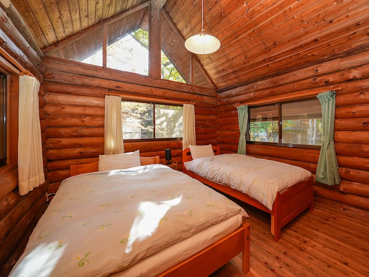 ・ [كامبانولا] سريران، أحدهما كبير والآخر بحجم قياسي.هذه غرفة نوم لشخصين

